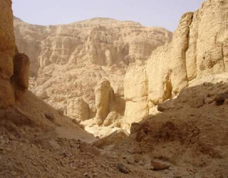 The canyon beyond King Ay's tomb.