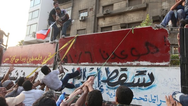 Protest of Thousands in Cairo Turns Violent