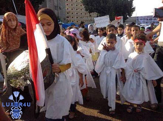 Children hold shrouds