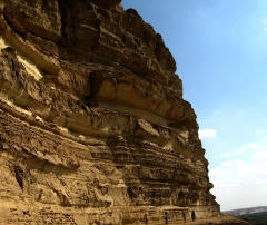 Tihna el gebel walking the cliff to the stela