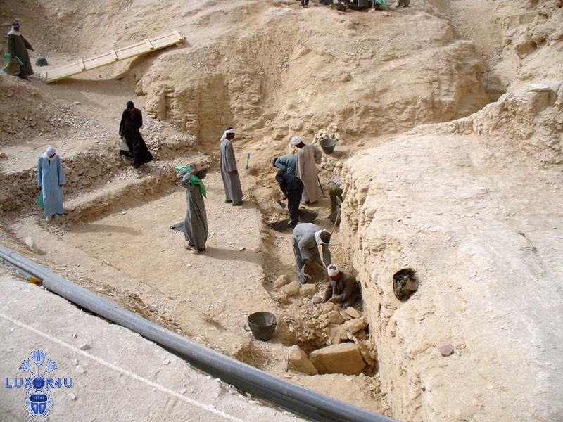 Between KV8 and KV7 lower