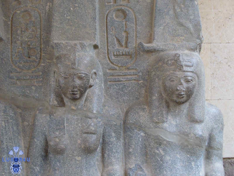 Detail on pillar